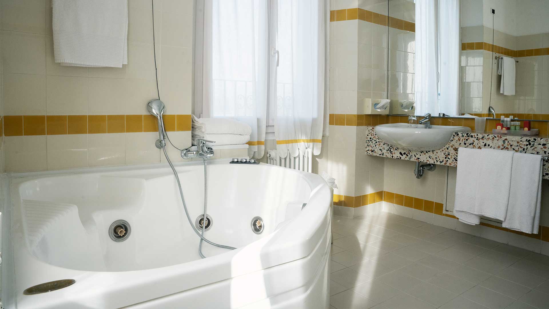 Villa Pomela camera superior deluxe vasca da bagno